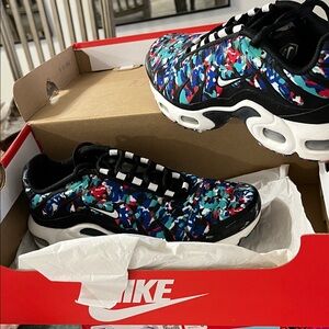 Nike Kids Black and Multicolor